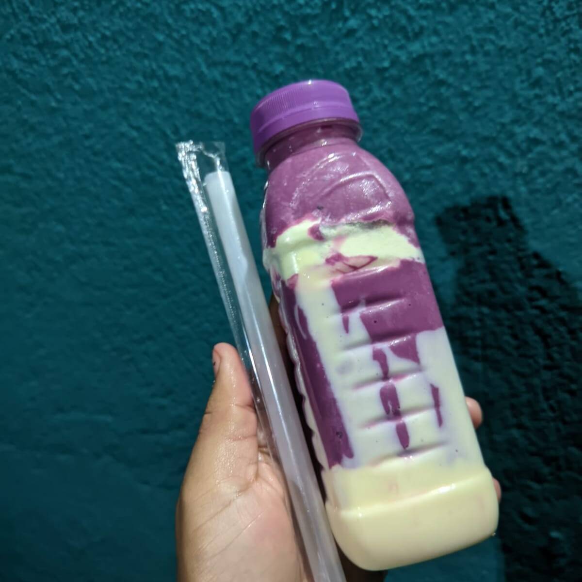 Açaí na Garrafa Cremoso Tradicional – 300ml
O clássico que nunca sai de moda! Nosso açaí cremoso acompanhado de leite condensado e leite em pó, formando uma combinação irresistível, doce e super cremosa. Perfeito para refrescar o dia e deixar qualquer momento ainda mais gostoso! 😋💜