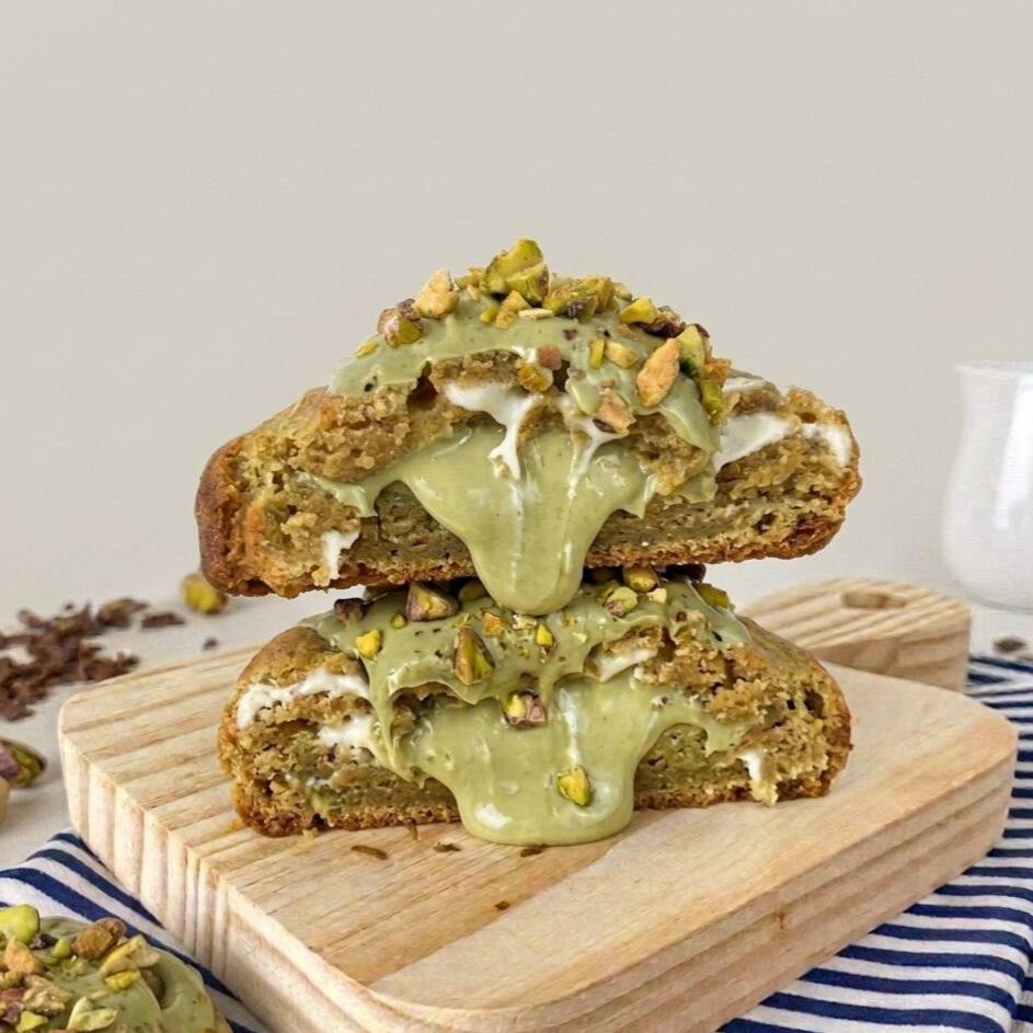 Nosso irresistível cookie de pistache tem massa amanteigada, macia por dentro e levemente crocante por fora, recheado generosamente com pasta 100% pistache.