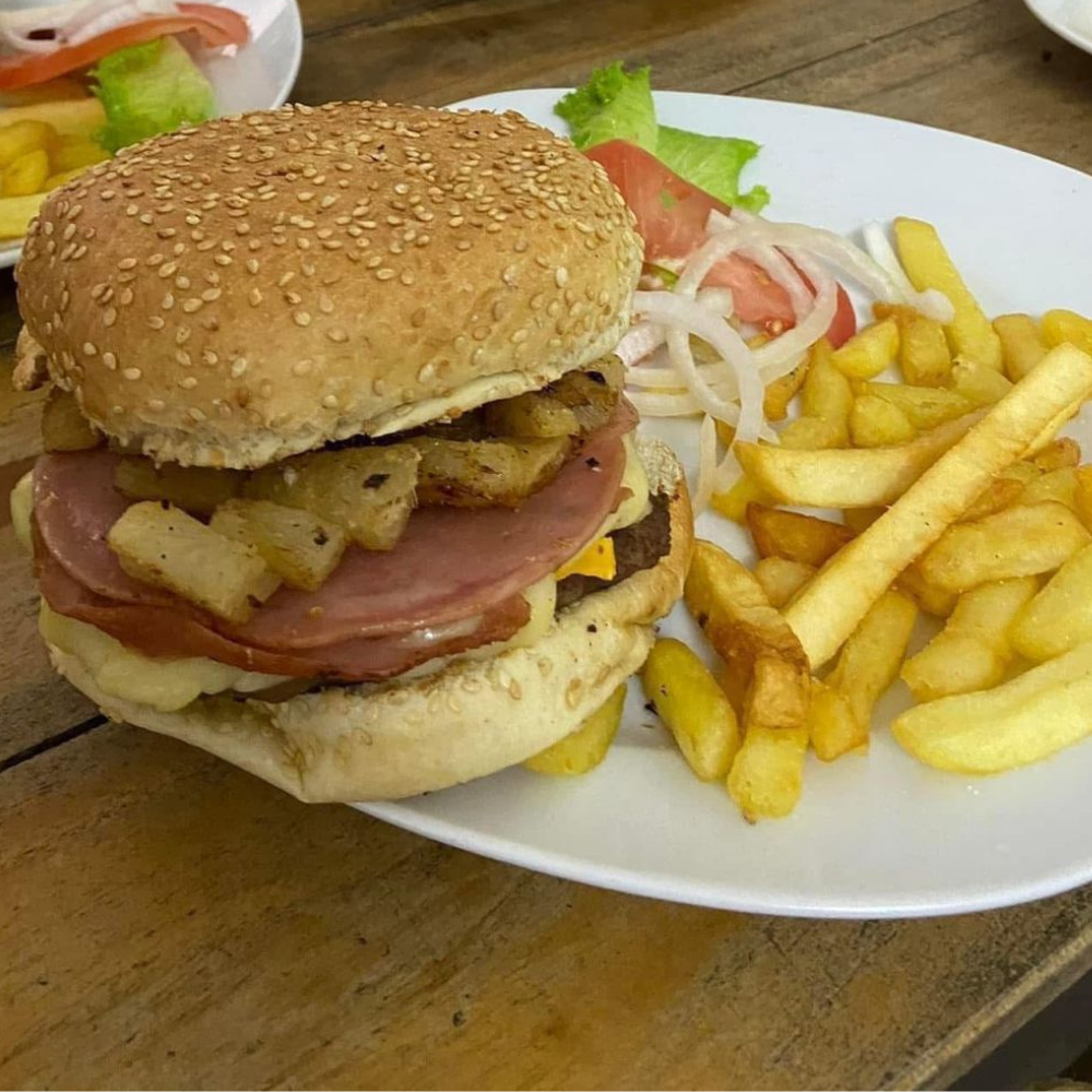 HAMBURGUESA HAWAHIANA CON CHIPS