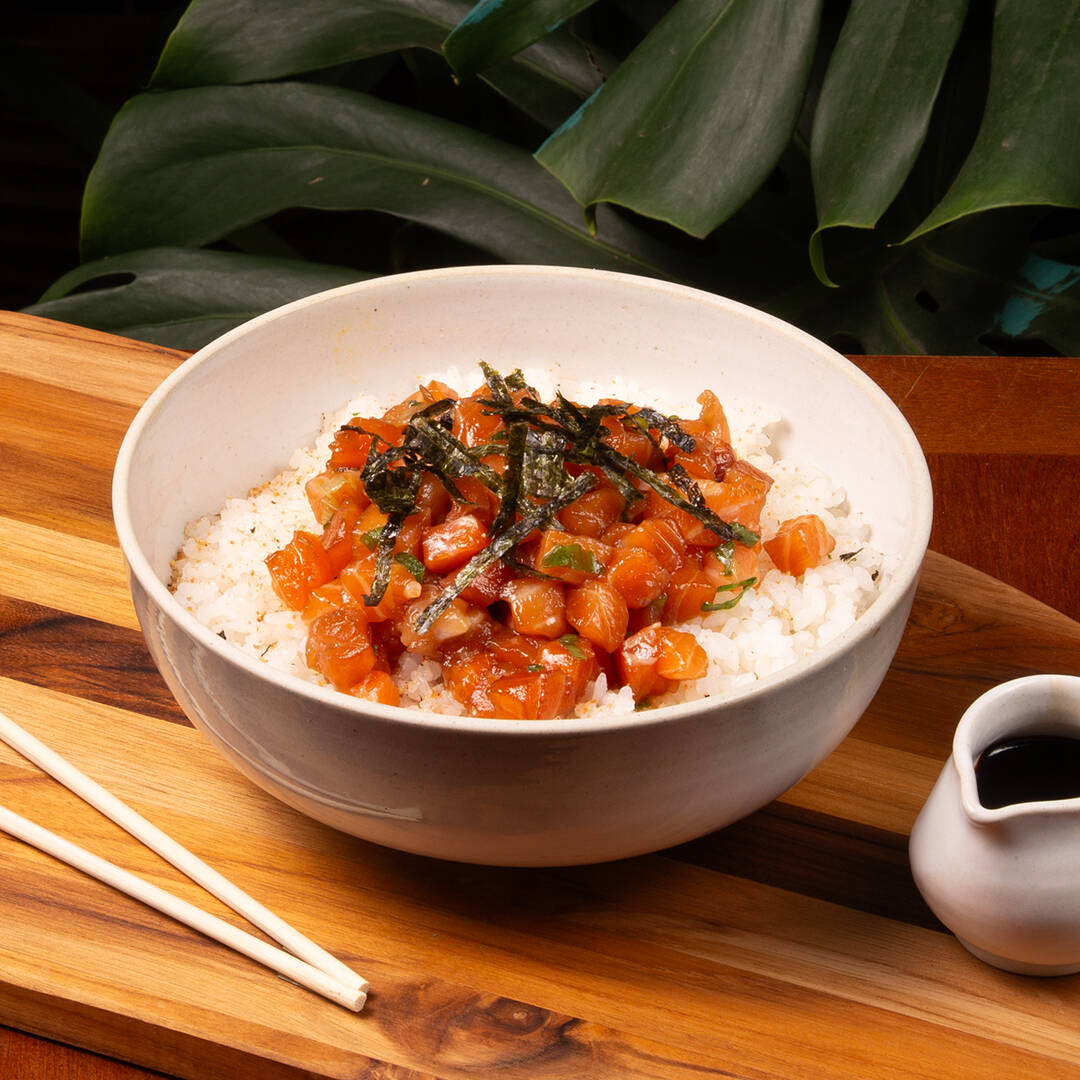 A receita tradicional havaiana! 150g de salmão marinado ao perfeito estilo havaiano, (à base de shoyo, óleo de gergelim, nosso tempero secreto e cebolinha), arroz japonês temperado (shari) com furikake. Acompanha alga nori. Não fazemos troca de itens nos pokes do chef.