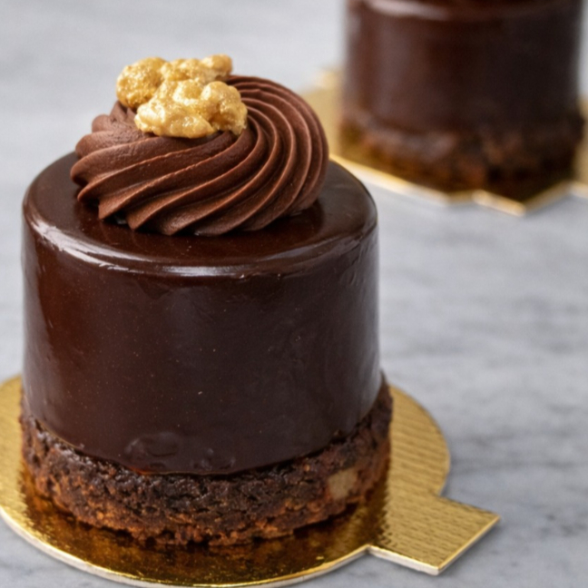 Mousse de chocolate meio intenso, ganache de chocolate ao leite e branco, sobre brownie de nozes