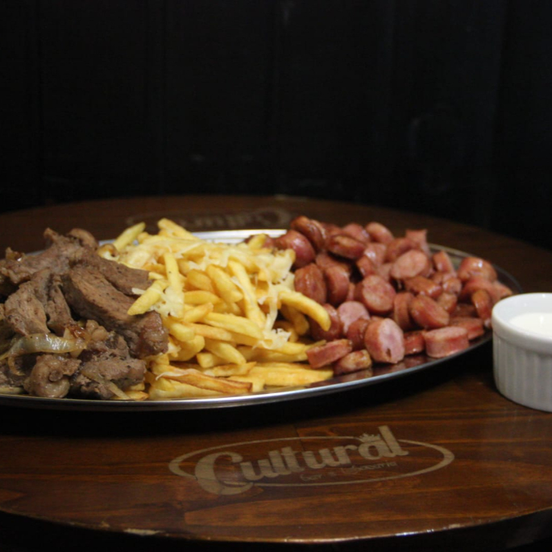 Contra Filé Grill 500g, Linguiça Fina Artesanal Acebolada 500g, Batata Frita 500g com Queijo Parmesão. Acompanha Molho da Casa
