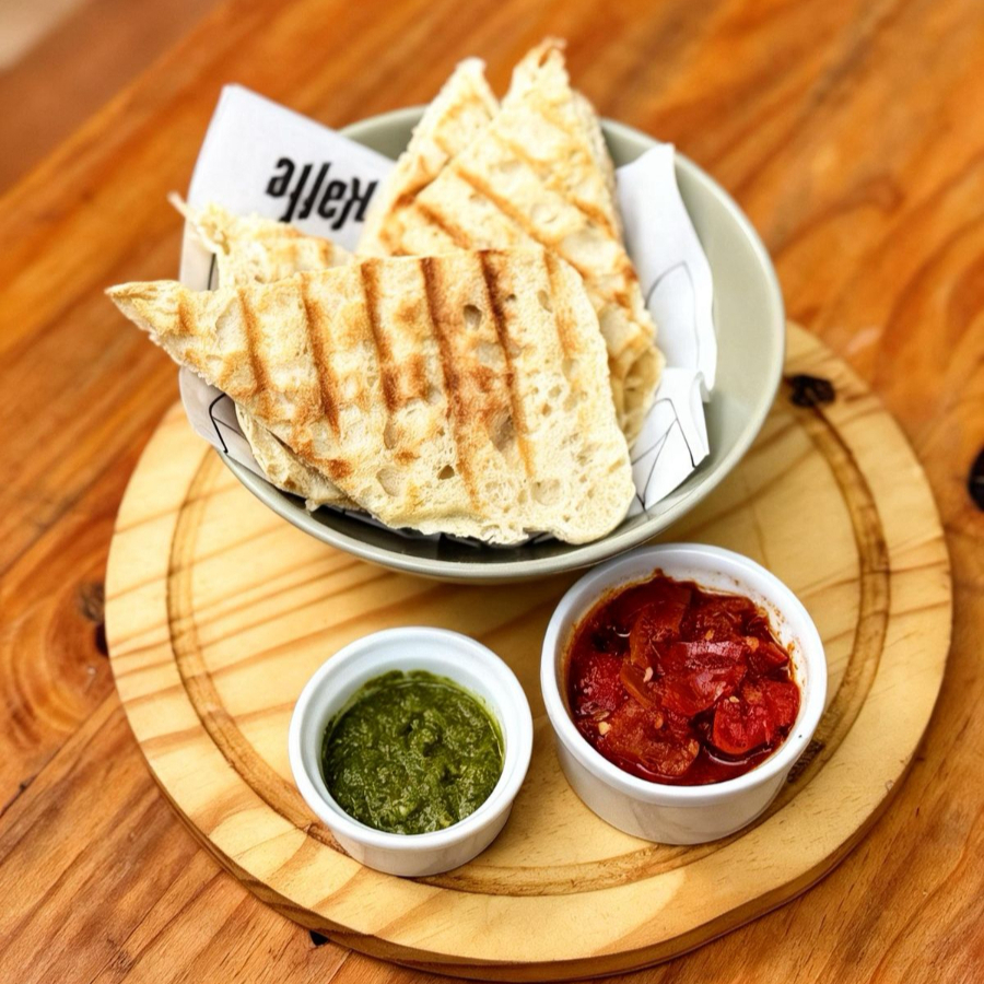 Pão ciabatta de fermentação natural com porção de tomate confit e pesto. Vegano.