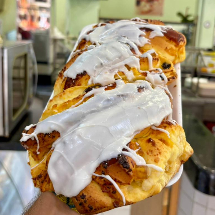 Pão doce com ricota e frutas cristalizadas e cobertura de chocolate branco