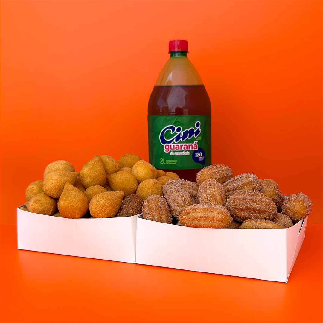 Contém 50 Salgadinhos Crocantes + 25 Mini Churros de Doce de Leite Premium + Refri (2 Litros). Fritos na hora em óleo de algodão e entregues quentinhos, com o padrão de qualidade Coxinautas & ingredientes selecionados. Perfeitos para matar sua fome! :)
Atenção: neste combo, é possível escolher até cinco opções de sabor.
Serve de 4 a 5 pessoas.
Peso Individual dos Salgados e Churros: 20g (Tamanho Tipo Festa)
Combo Totalizando Aproximadamente 1,5kg.