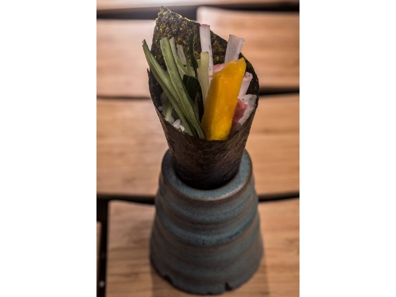 Arroz, manga, pepino e kani kama