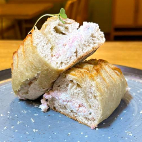 Pão italiano, tipo baguete, de fermentação natural recheado com peito de peru e creme de ricota com alho, cebolinha e limão siciliano.