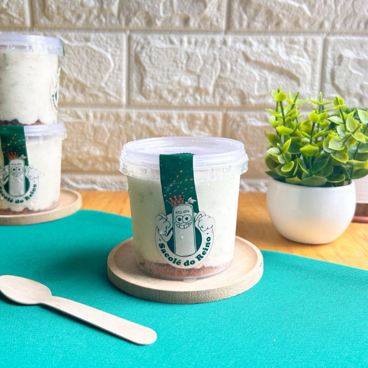 Sorvete artesanal inspirado na clássica torta de limão, com base super cremosa e equilibrada entre doce e cítrico, finalizado com farofinha de biscoito no copo. Refrescante, leve e simplesmente viciante.