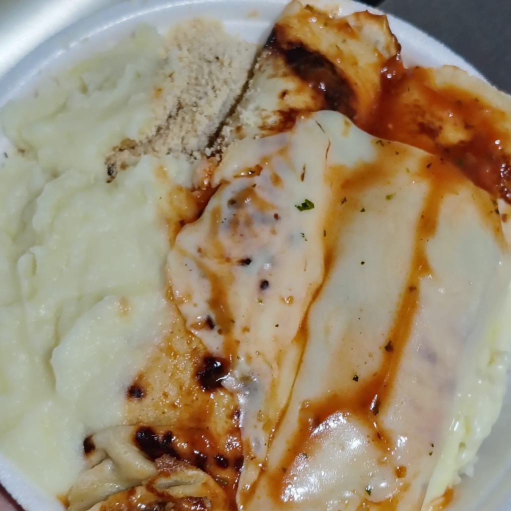 Acompanha, arroz, feijão, farofa, 2 panquecas de carne, um acompanhamento e uma salada.