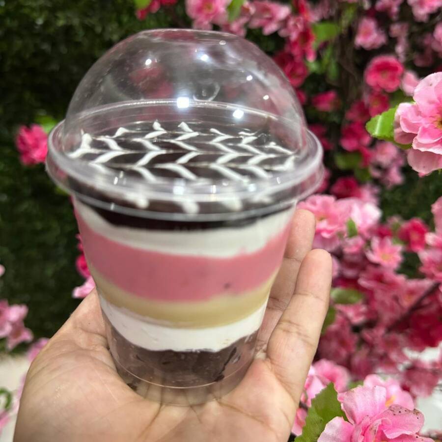 Pote com os Cremes: Laka, Chocolate, Morango, Cubos de Brownie, Chantininho e Ganache de Chocolate ao Leite