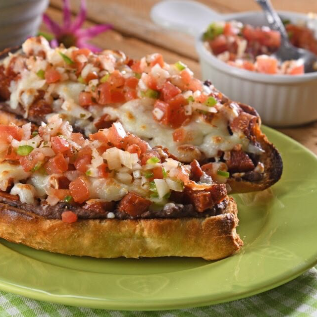 Mollete Con Bistec o Chorizo