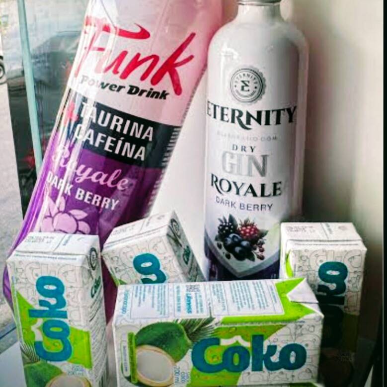 Nosso combo acompanha 1 garrafa de gin (eternity) + 1 energético frutas roxas 2litros + 4 gelos de coco + 4 copos
