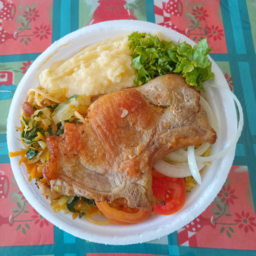 um delicioso almoço que acompanha, feijão preto ou mulato, arroz, macarrão, salada, purê, farofa