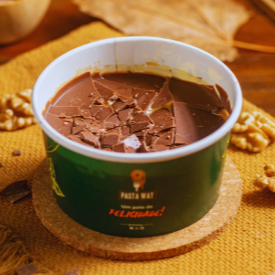 Confira o lançamento irresistível da Pasta Way!  Nosso Smash Cake traz uma casquinha de chocolate crocante, recheada com doce de leite cremoso e pedaços suculentos de brownie. Uma experiência deliciosa que você não pode perder! Quebre a casquinha e descubra essa explosão de sabores!  #Smashcake #Pastaway #Delíciairresistível #Docedeleite #Brownie #Sobremesaperfeita