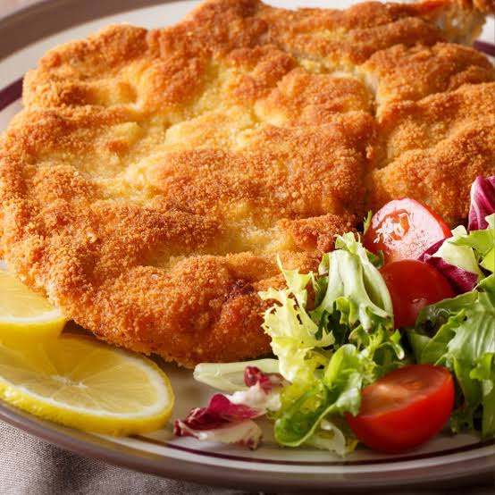 Arroz,feijão, macarrão, farofa, batata frita e saladas ( alface e tomate /