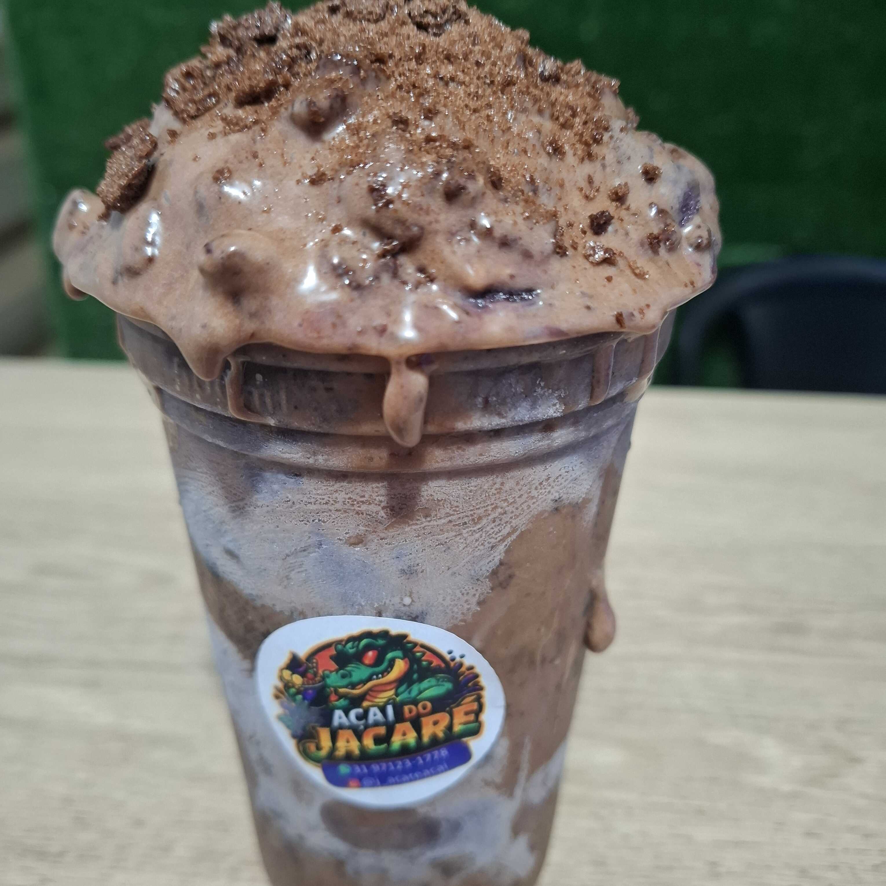 Açai cremoso,ovomaltine,calda de chocolate e creme de ovomaltine