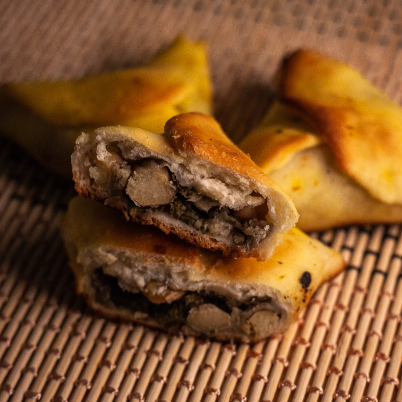 Massa artesanal macia, recheio de espinafre, lentilha, grão de bico, batata inglesa e nosso tempero original árabe.
