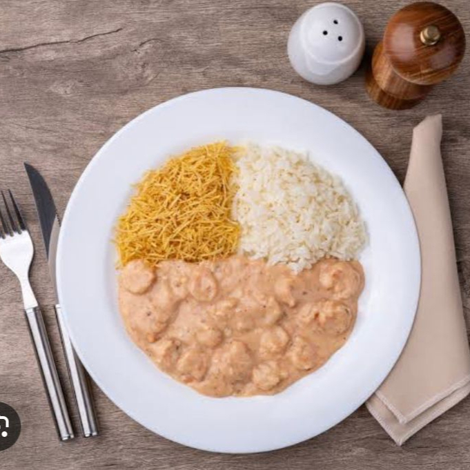 Marmita de strogonoff de frango bem cremoso, acompanhado de arroz e batata palha