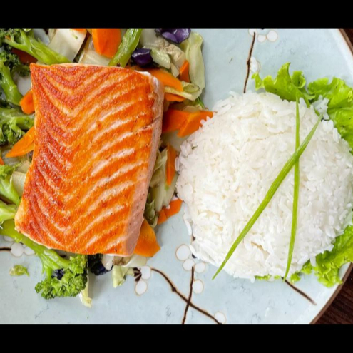 Acompanha um delicioso salmão grelhado ao molho do cheff, legumes refogado e uma porção de gohan.