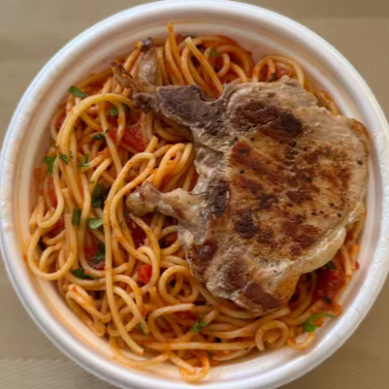 Marmita com um delicioso espaguete ao molho vermelho, acompanhado de bisteca grelhada. Marmita Indicada para 1 Pessoa.