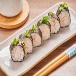 Arroz enrolado por dentro do nori com recheio de camarão cozido