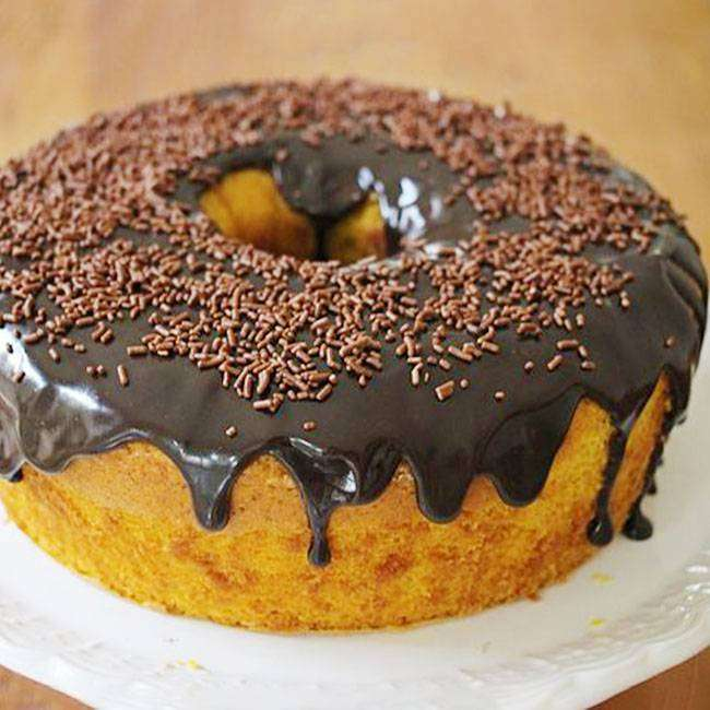 Bolo de cenoura com cobertura de brigadeiro de chocolate. 400g