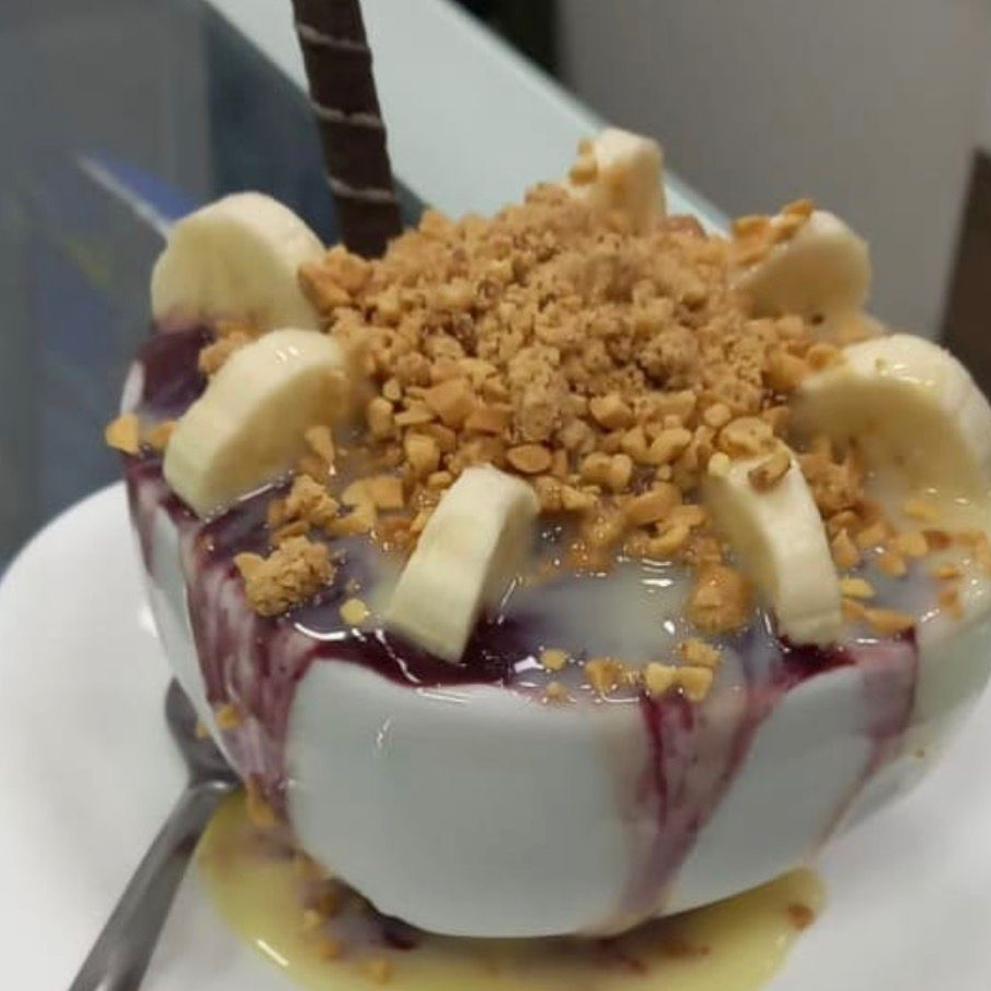 Um copo de 500ML com Creme de açaí, Banana, Amendoim, Granola e Leite condensado