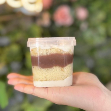 Bolo composto por massa de baunilha, recheio de brigadeiro e de mousse de ninho