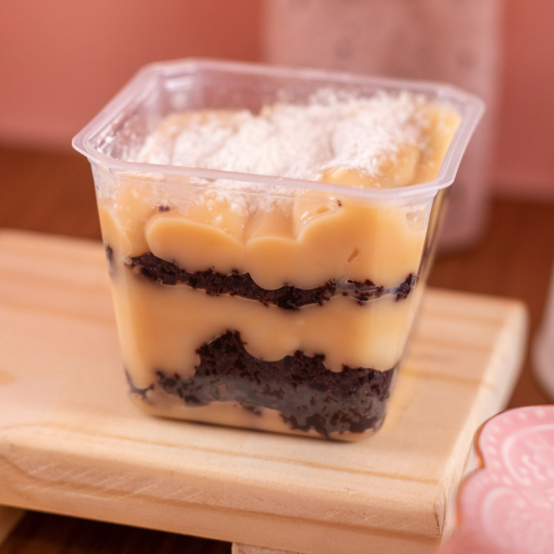 Massa de chocolate black com recheio de Ninho legítimo super cremoso. Conhecido também com bolo no pote choconinho.