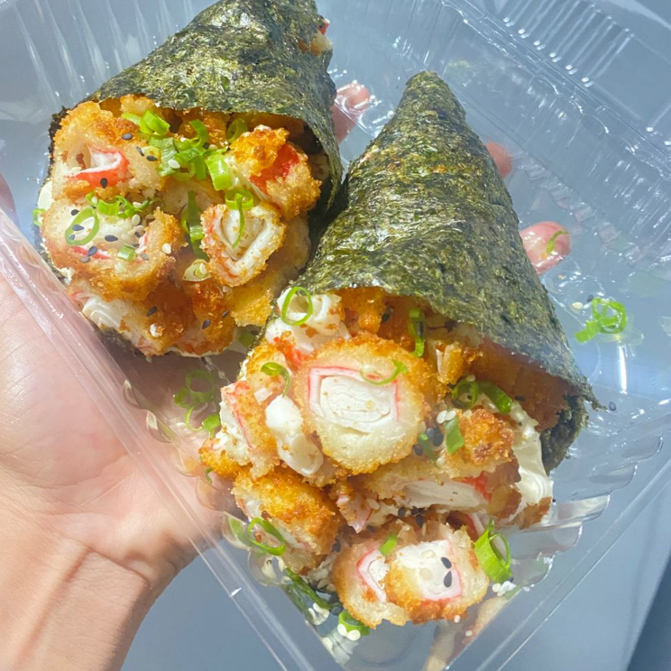 o temaki de kani crocante vem com kani-kama,alga nori, arroz japonês temperado,cream cheese, cebolinha, gergelim. com recheio empanado.