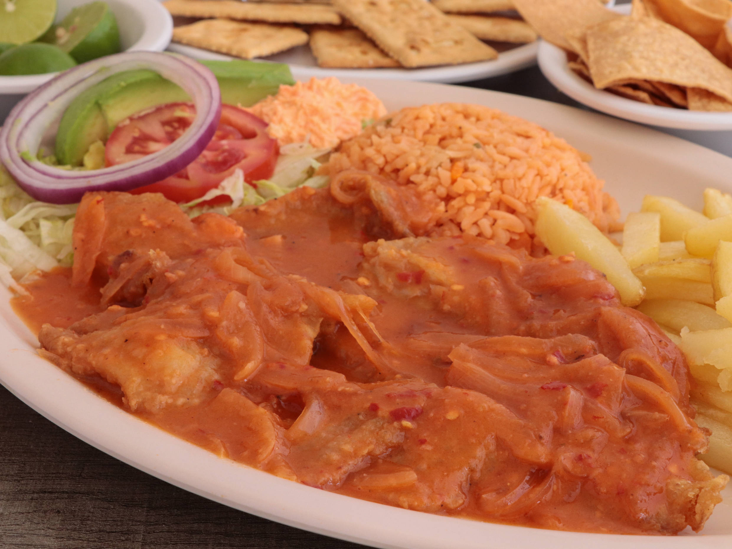 FILETE AJILLO EN SALSA CON CEBOLLA Y CHILE CAMBRAY