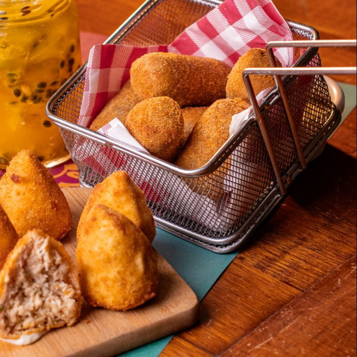 15 Mini salgados variados, fritos na hora, douradinhos e super crocantes! Ideal para quem gosta de experimentar vários sabores em um só pedido. Para completar, Coca-Cola lata 220ml grátis, deixando seu lanche ainda mais completo, prático e econômico.