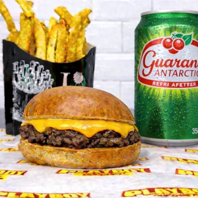 Hambúrguer smash com carne bem fininha, suculenta e grelhada, queijo cheddar derretido na medida certa, servido no pão macio e levemente tostado. Acompanha batata frita dourada e crocante e 1 Coca-Cola lata bem gelada.