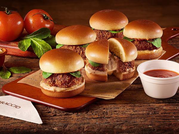 Porção com 5 mini hambúrgueres de polpettone recheados com mozzarella, molho caesar, molho marinara e folha de baby rúcula fresca. Acompanha molho marinara.
