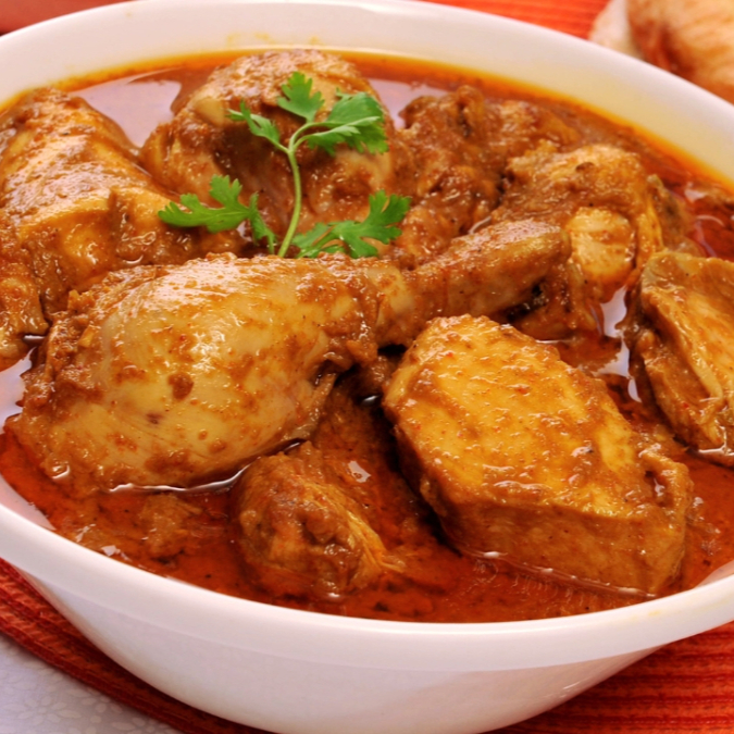 Arroz, feijão, mini coxa de frango ao molho e acompanhamentos
