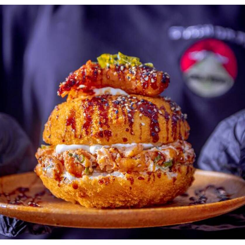 Desperte seu paladar com o Sushi burguer de Salmão grelhado! Camadas suculentas de camarão fresco, cream cheese e cebolinha, envoltas em um irresistível "hambúrguer" de sushi. Acompanha 2 molhos shoyo e 2 tare. Uma explosão de sabores em cada mordida!