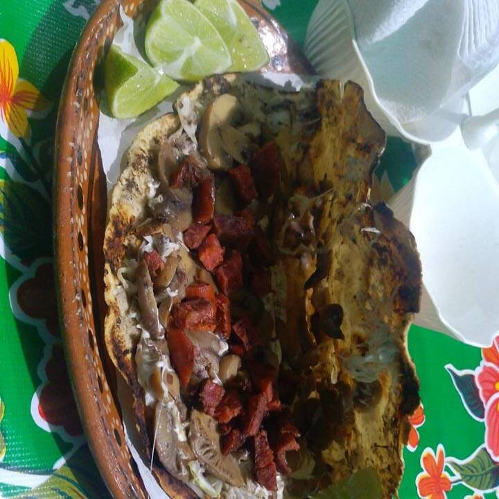 Tlayuda Especial Chistorra y Champiñones Mediana