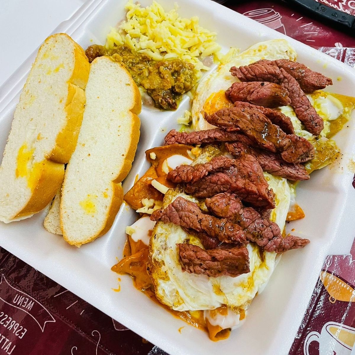 Chilaquiles con Arrachera