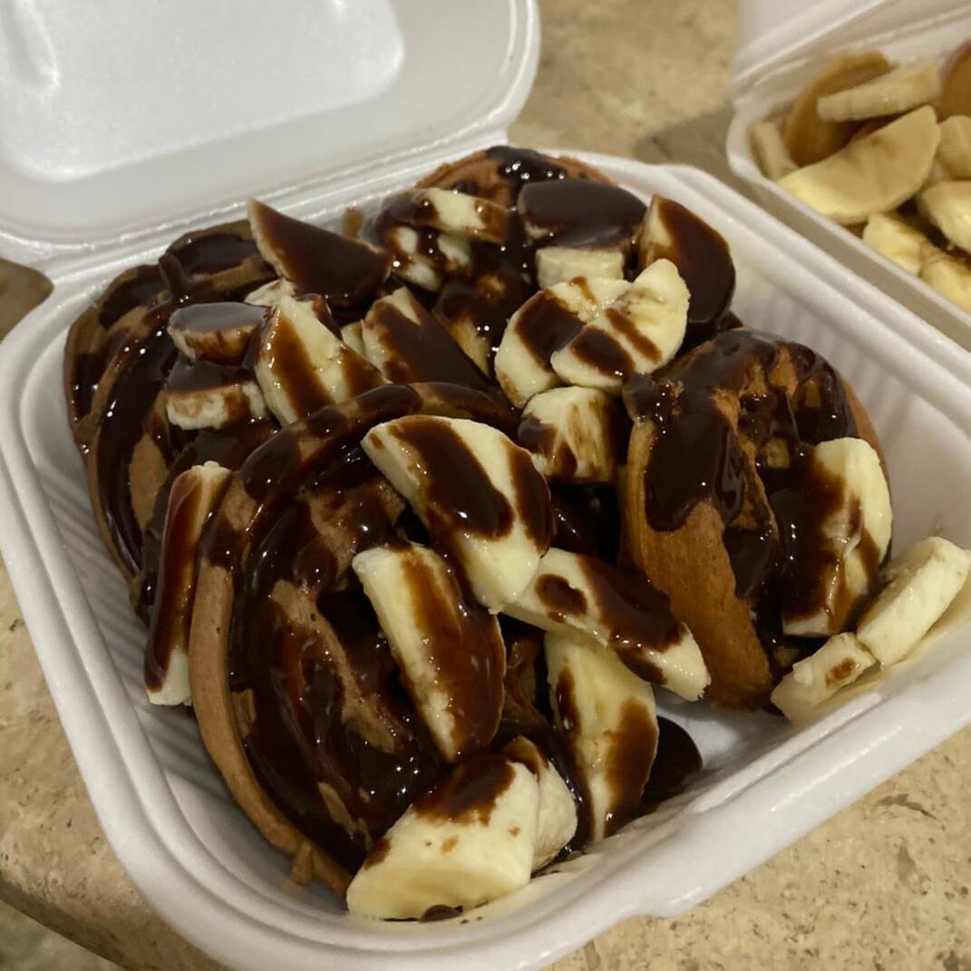 Mini Waffles con Hershey's y Plátano.