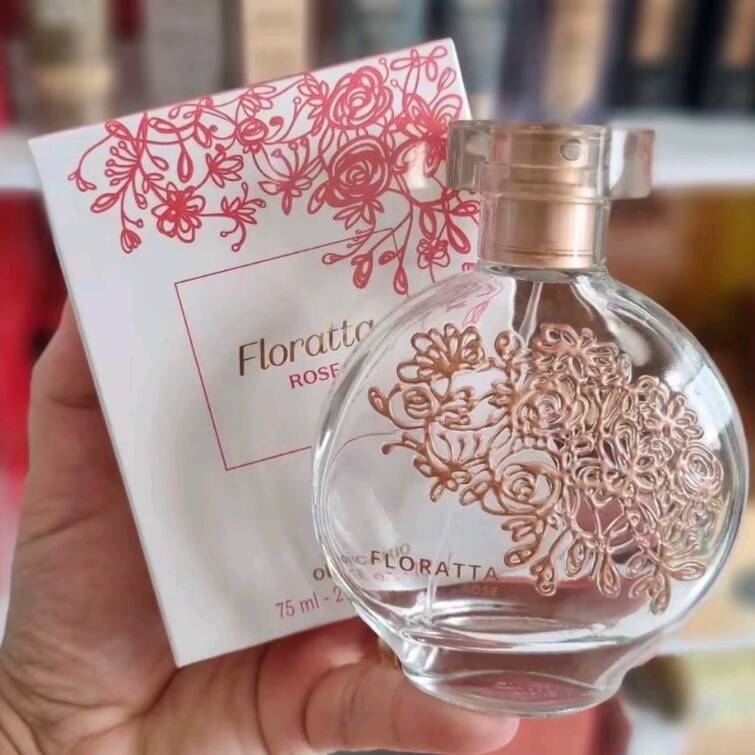 - Sua família olfativa Floral Floral proporciona um toque refinado como um verdadeiro manjar para os sentidos. O topo abre com Mandarina, Cassis e Pêssego, num complexo frutal fresco e Pimenta Rosa, fechando uma deliciosa cesta frutal.
Tem no corpo um cativante buquê floral com Rosa, Muguet, o atemporal Ylang-Ylang e a sempre feminina Gardênia. E ao fundo, possui um toque amadeirado com acordes de Musk, Sândalo e Cedro.