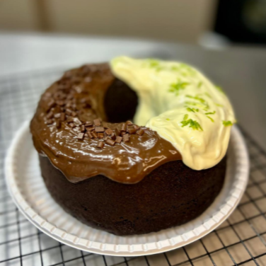 Caseirinho com massa fofinha de chocolate e uma cobertura irresistível meia a meia: metade de limão azedinho e metade de brigadeiro ao leite cremoso. Um contraste perfeito entre o doce e o cítrico que vai te surpreender em cada mordida aprox 650g