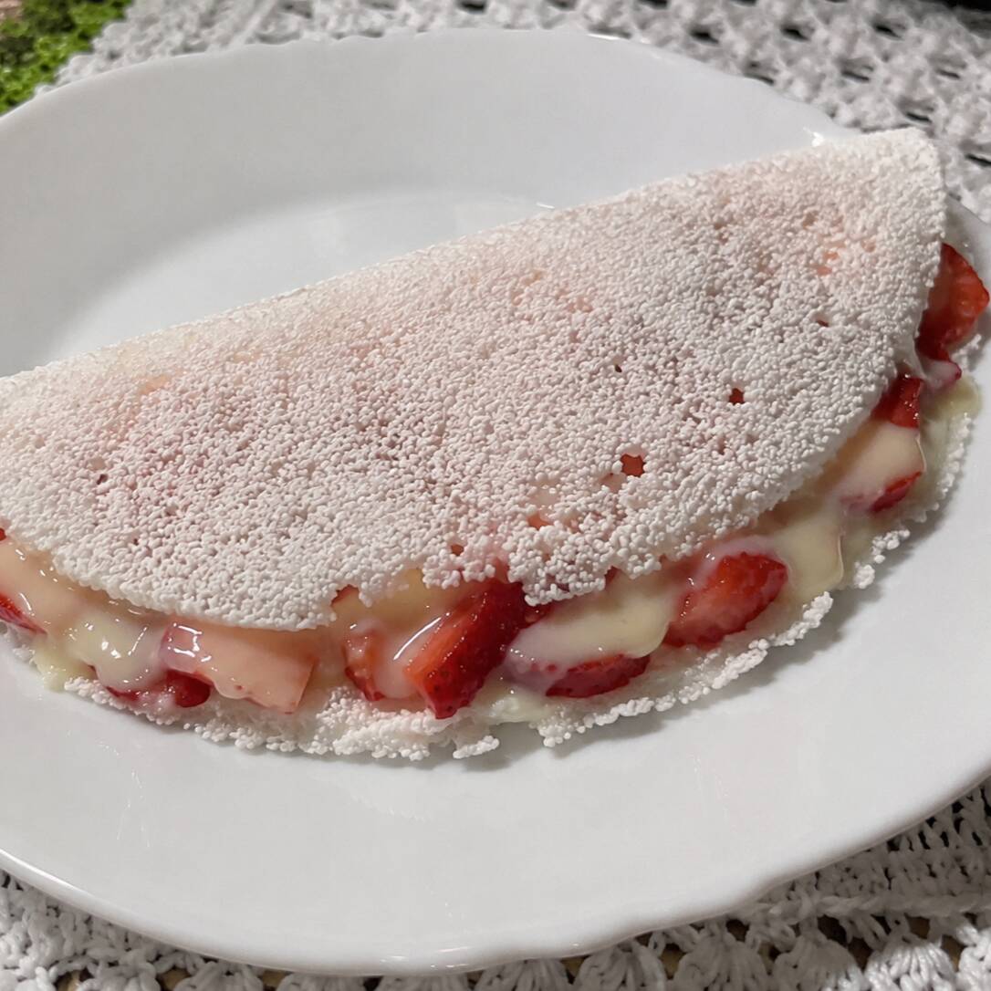 tapioca de leite condensado e pedaços de morango fresco *-*