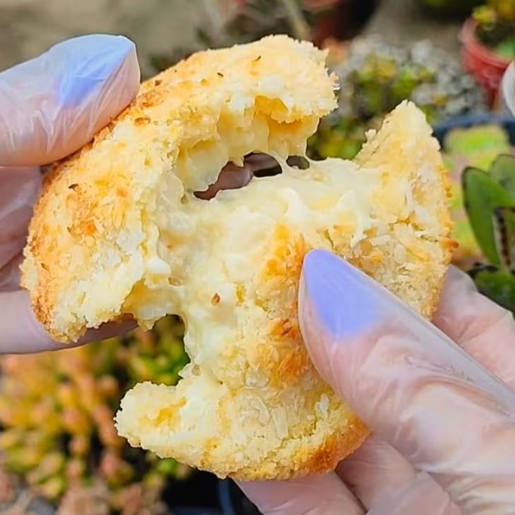 Cookie crocante de beijinho, recheado com cocada cremosa