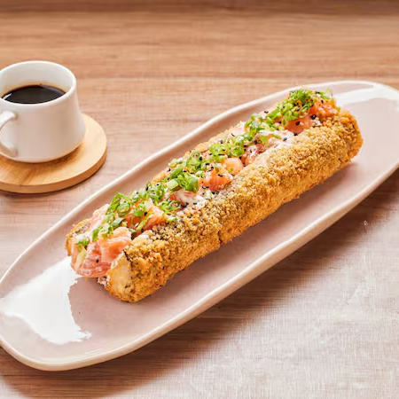 Roll de salmão e cream cheese enrolados em arroz e nori frito, finalizados com cebolinha e gergelim torrado.