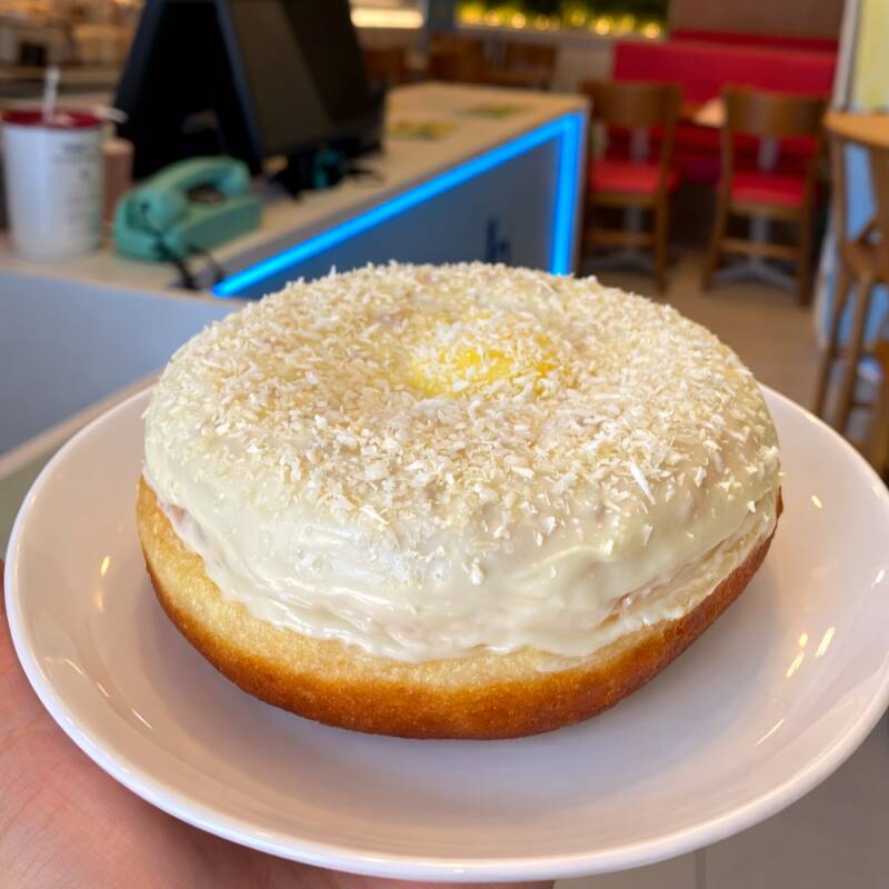 Donut Enorme Recheado,, fofinho, com cobertura de Chocolate Branco e recheio de Creme e Coco Ralado.