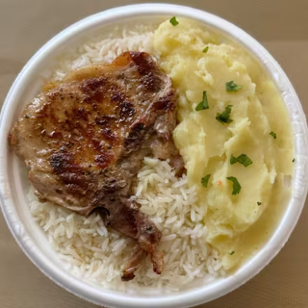 Marmita com uma deliciosa Bisteca, Acompanhada de arroz branco, feijão e Purê de batatas inglesas. Marmita Indicada para 1 Pessoa