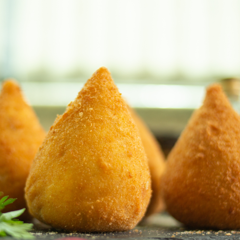 Coxinha de Frango com Catupiry (01 unid) – recheio cremoso de frango desfiado com Catupiry, envolvido por uma massa macia e crocante, perfeita para quem ama sabor e cremosidade.