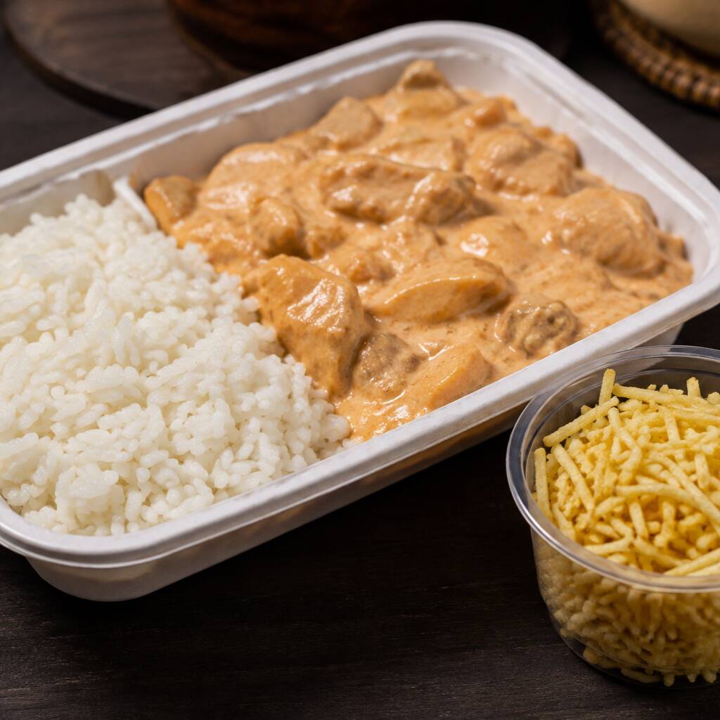 🍛 Strogonoff de Frango Delicioso strogonoff de frango cremoso acompanhado de arroz soltinho e batata palha crocante ou batata frita sequinha. 😋🔥🧡