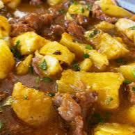 carne de panela com aipim ,arroz, feijão preto ,farofa
