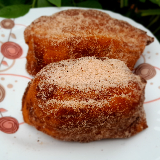 Uma rabanadas  super molhadinha pir denteo e crocsnte por fora . Frita no ata da compra . Perfeita para um lanche da tarde .